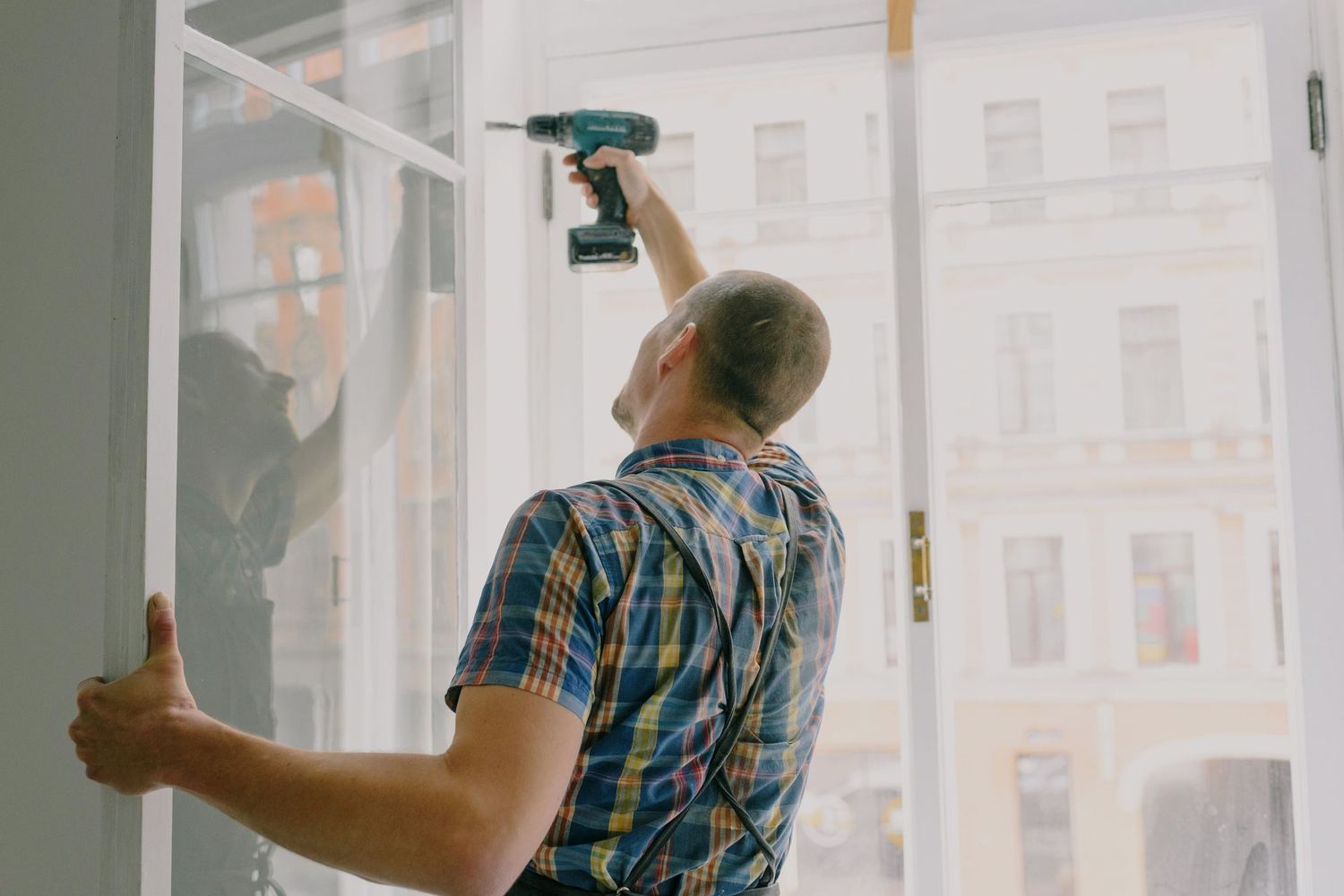 Instaladores colocando una ventana nueva en una vivienda