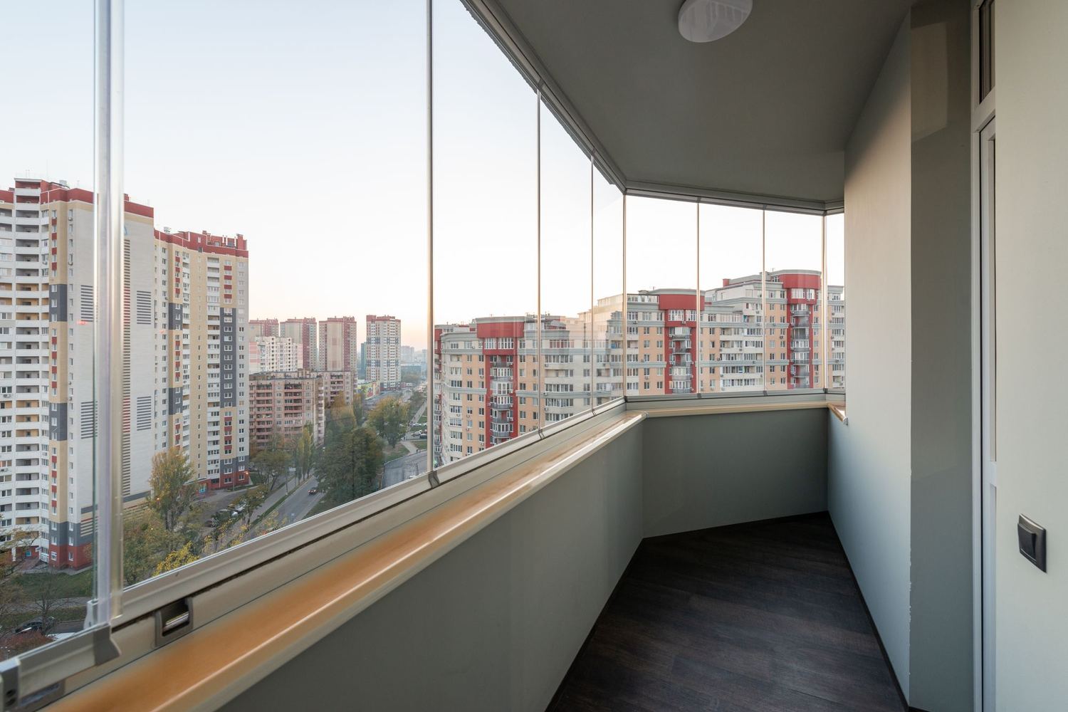 Terraza con paneles de cristal sin perfiles y vistas a la ciudad