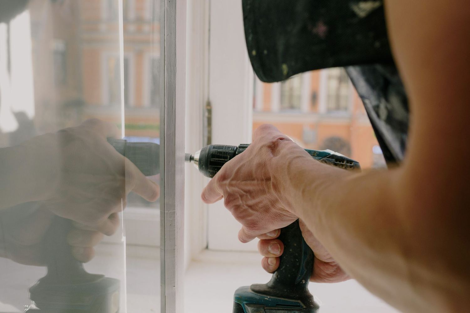 Montador fijando una ventana de marco blanco con doble acristalamiento