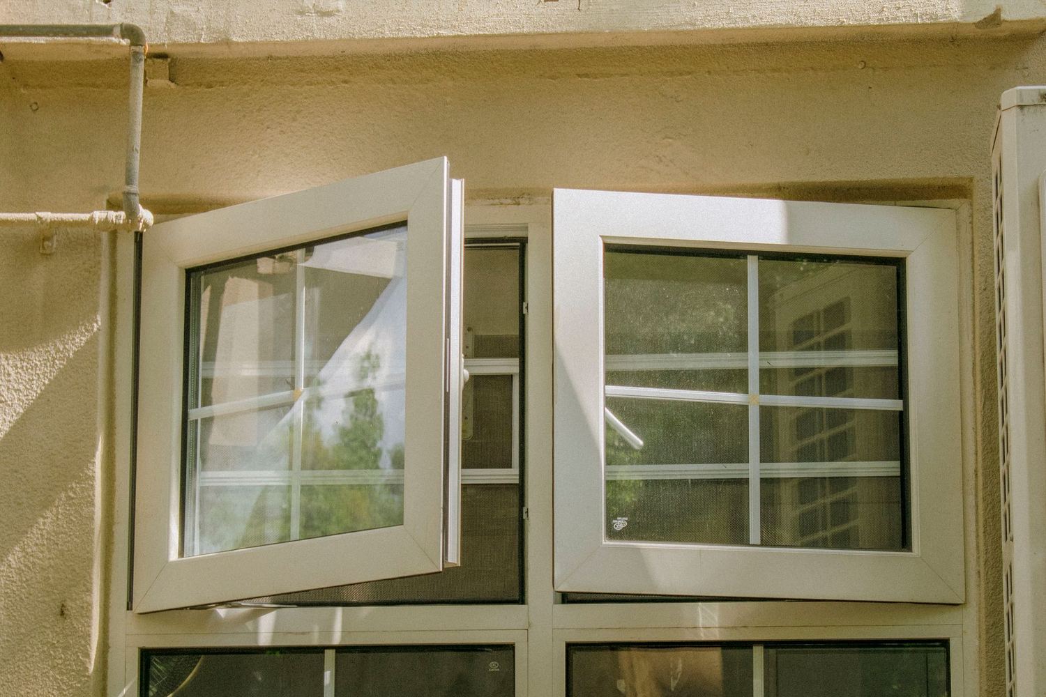 Ventanas de PVC blancas abiertas en una fachada